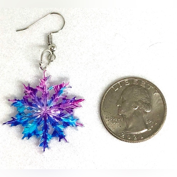 Christmas Winter Snowflake Blue Purple Gradient Detailed Acrylic Earrings NWT - Picture 4 of 4